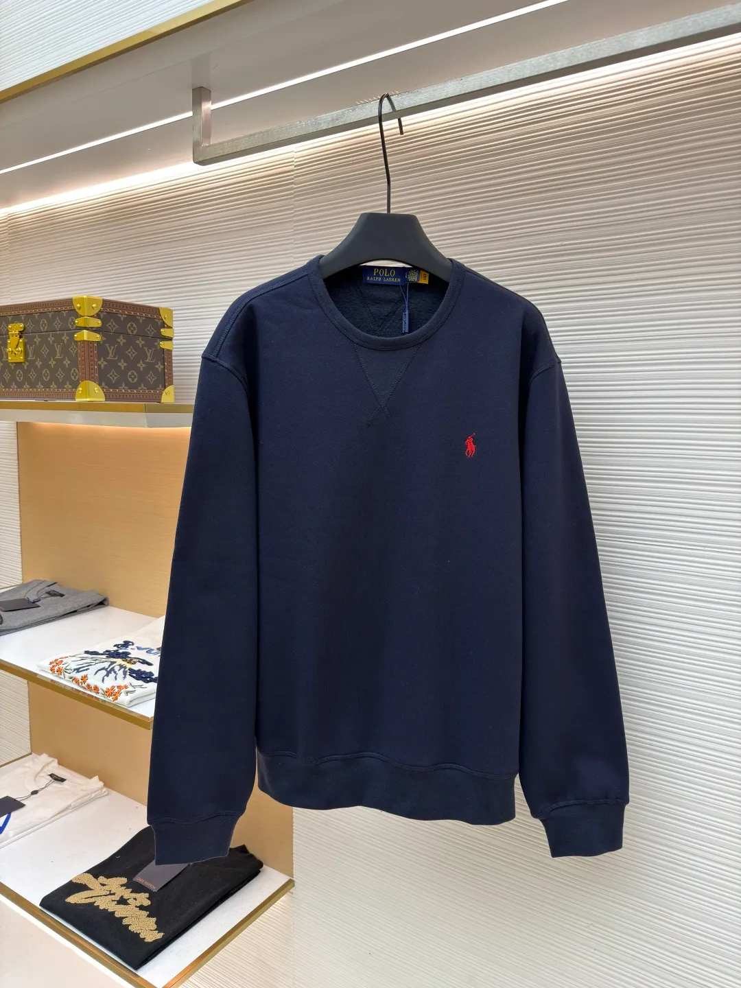 P290 Ralph Lauren logo embroidered sweatshirt ●Original version: Purchased and developed at 1690 ●Item number: 1681542-A15 ●Fabric: Cloud-like honey cotton fleece sweatshirt fabric ●Technology: Made by Hasuo ●Color: Navy blue ●Version: Fitted version ●Weight: about 430 grams ●Size: S-M-L-XL ●Description: Customized cloud-like honey cotton fleece sweatshirt material with delicate feel and comfortable skin fit It is based on fog gray and comes with a layer of soft light filter. It is embellished with exquisite indigo pony logo. It is highly recognizable. It has a breath of freedom and vitality. A symphony of pure and smart colors. It outlines a high-end outline with extreme simplicity and becomes the smart focus of vision. It shows taste in silence and adopts imported machine embroidery technology. It uses advanced computer control system and precise mechanical components to realize the iconic pony embroidery operation. High precision. The lines are smooth and delicate, using Hasuo technology. It is sewn using a specific machine. The fastness of the Haha thread is high. It adds visual effects. It is time-consuming and labor-intensive. The fabrics have been washed. It has a better hand feel and texture. It is not easy to deform, shrink or fade. It maintains long-term beauty. The overall wiring is straight and delicate, the fabric is comfortable and soft, and the color is consistent without color difference. It can be matched with the same style to create a fashionable look and control various occasions. Customized accessories, complete with three standards, same style for men and women!